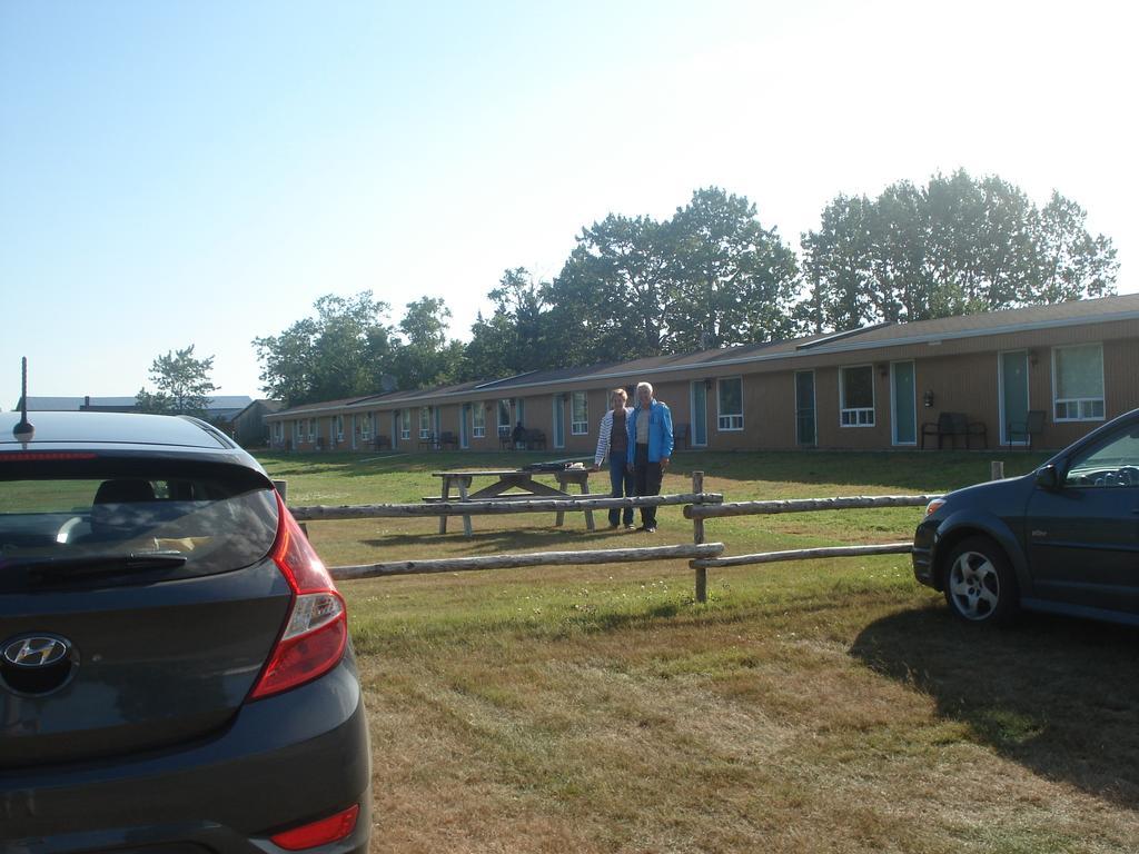 Motel La Maison De Travers Baie-Sainte-Catherine Exterior foto